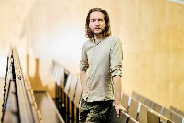 Philipp Wicke photographed in an LMU lecture hall